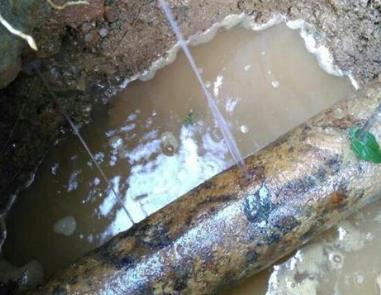 花山楼顶渗水维修公司分享下地暖漏水的原因及检测方法。